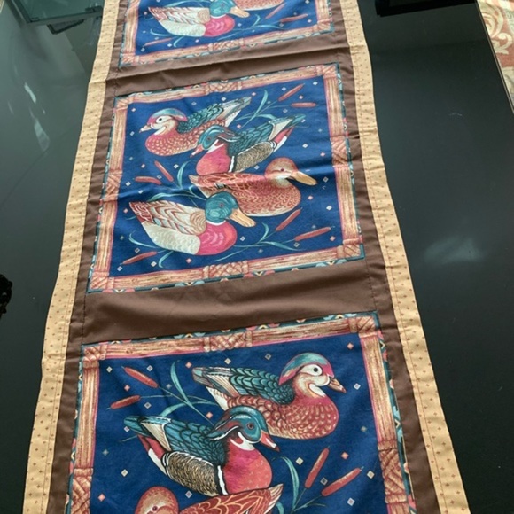 Table runner - Picture 1 of 10